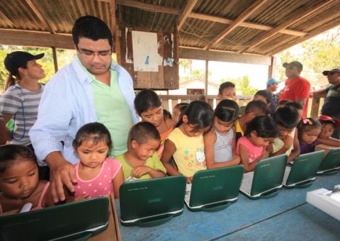 Prefeito proporciona inclusão digital com entrega de notebooks 